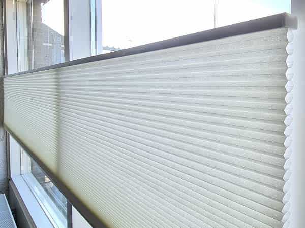 Honingraat plissé gordijnen zijn de best isolerende raamdecoratie